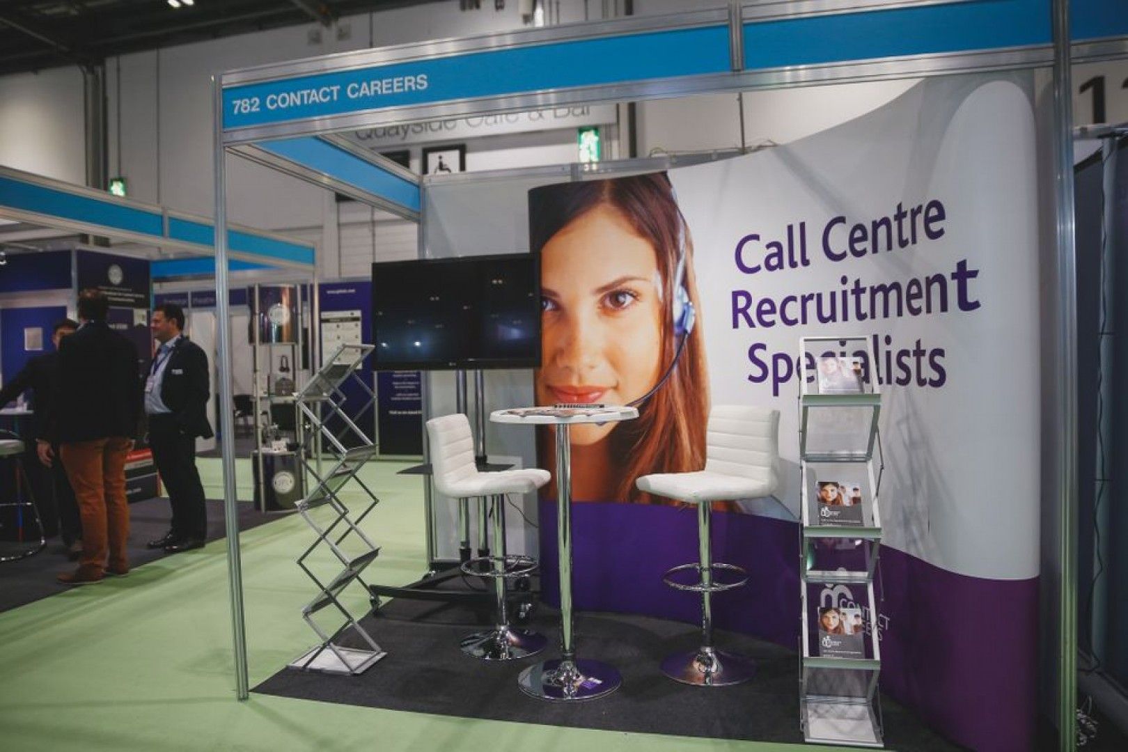 Simple yet striking design - Curved Pop Up Display Stand